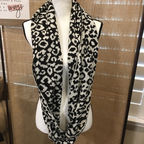 BLACK & WHITE REVERSABLE INFINITY SCARF - Picture 1 of 5